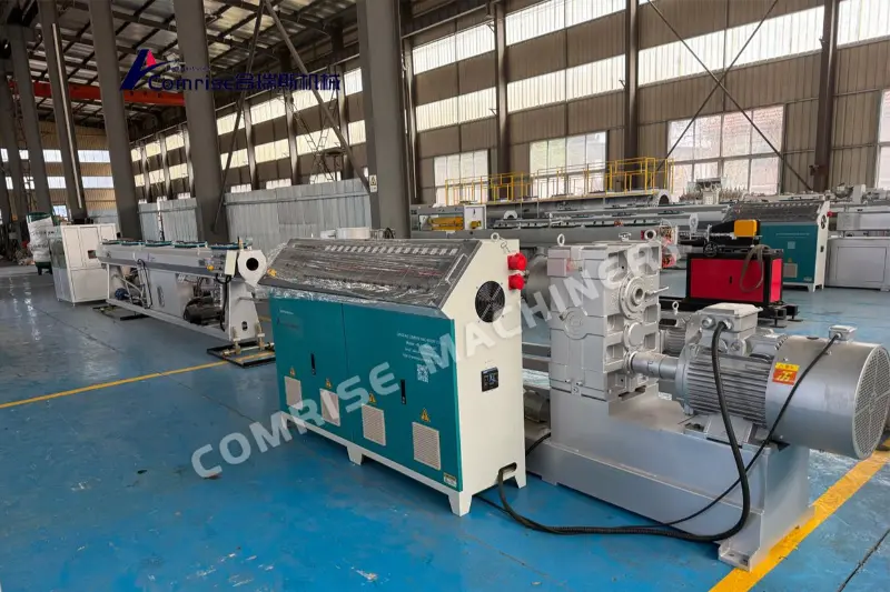 Le client est venu dans notre usine pour inspecter sa machine à tuyaux en PE et sa machine à tuyaux en PVC très satisfait